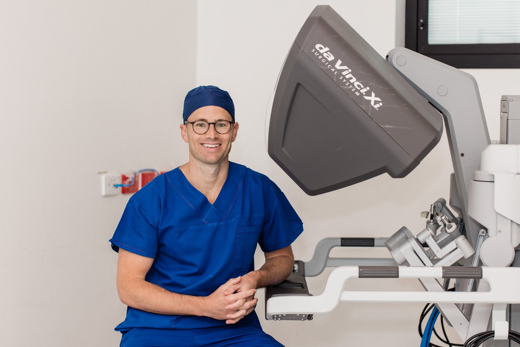 Dr. Edward Cooper with the da Vinci Xi surgical robot